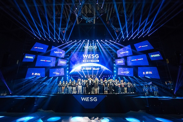 巴萨高层显 巴萨高层显